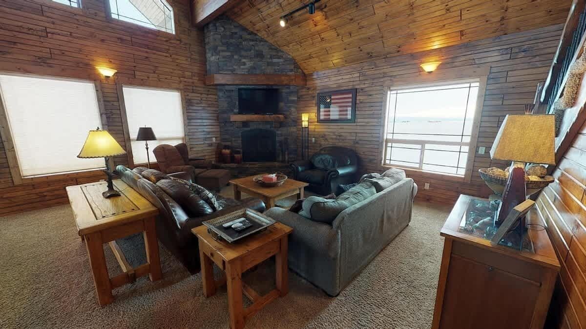 Televisio, takka, DVD-soitin, työhuone