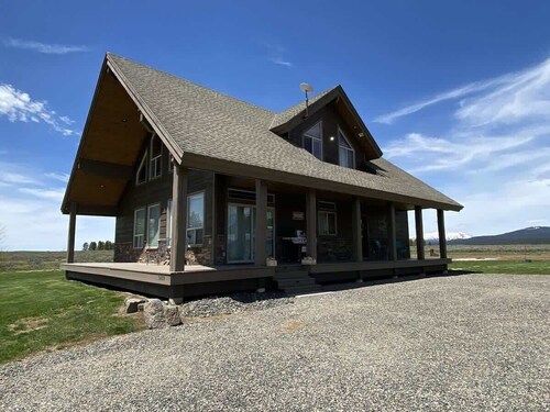 35 MI to YNP | Private Hot Tub | Waterfront Access