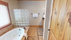 Ensemble douche/baignoire, sèche-cheveux, serviettes fournies