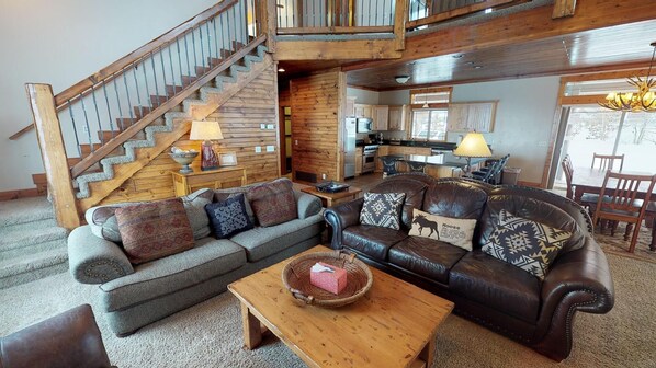 Una televisión, una chimenea, un reproductor de DVD