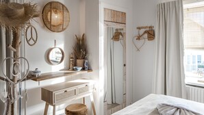 A room with a wooden desk, a bed, and a window with curtains. - South Beach House 3 - Studio (Zandvoort)