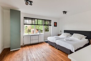 1 bedroom, travel cot, WiFi, bed sheets