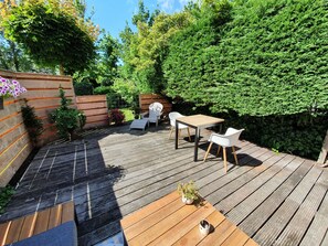 Outdoor dining - Luxury Garden View Apartment - FREE PARKING (Zandvoort)
