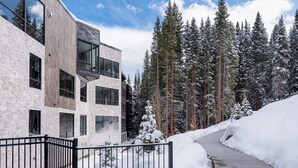 Un edificio moderno con ampie finestre e un vialetto coperto di neve.