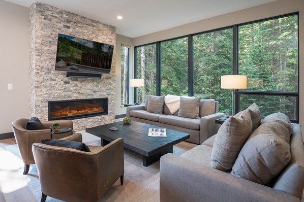 Smart TV, lareira, aparelho de som