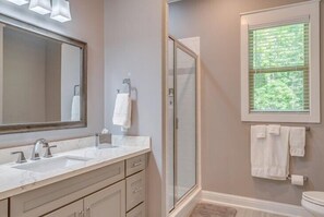 Een douche, een haardroger, handdoeken