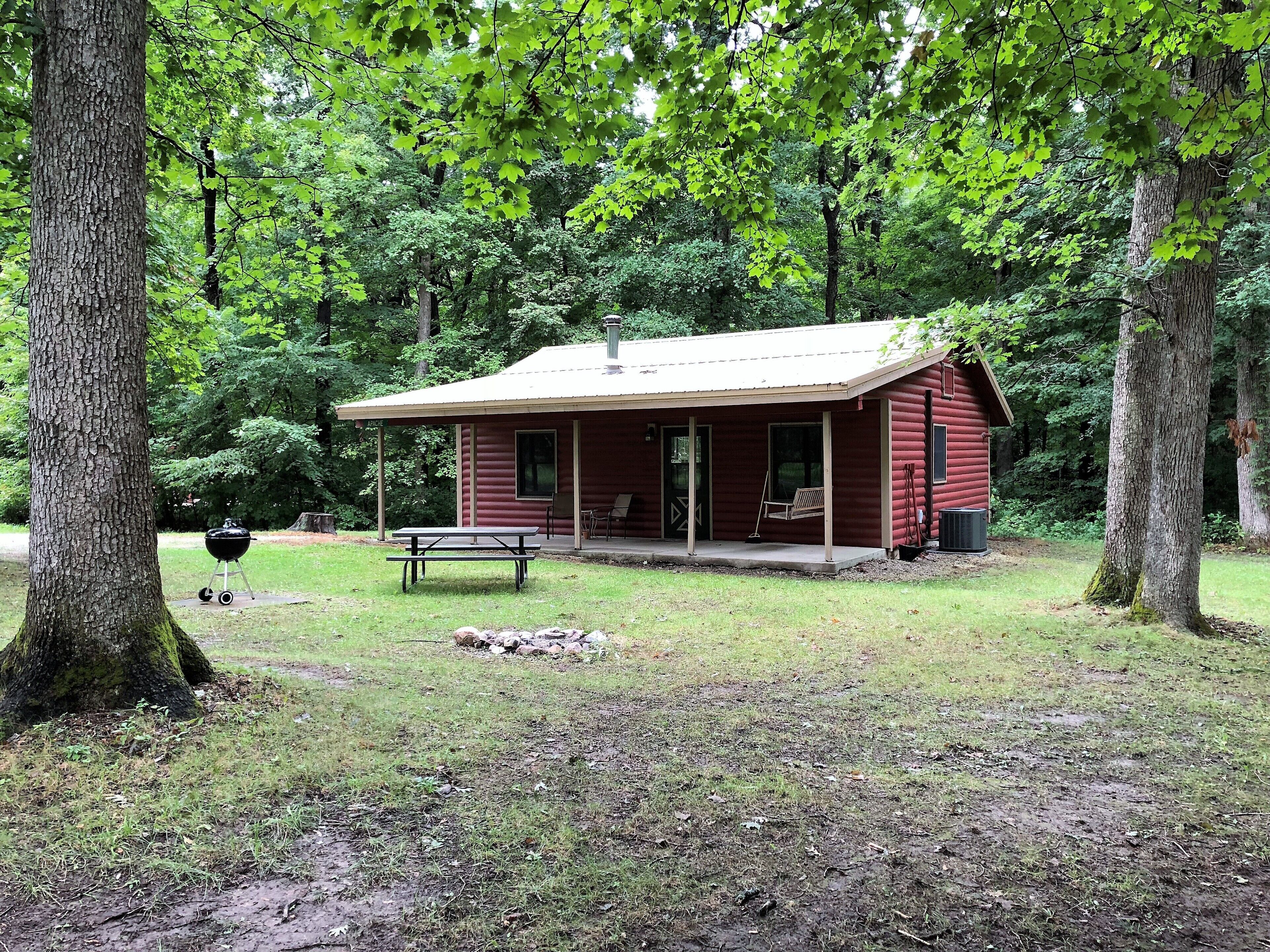 Stand Alone cabin with Whirlpool Tub, Full Kitchen & Fire Pit Near Starved Rock