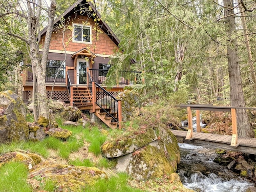 Creekside Cabin - 2 minute walk to the beach. See calendar for available dates.