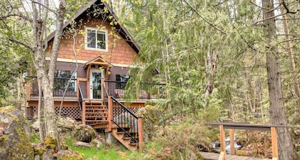 Creekside Cabin - 2 minute walk to the beach. See calendar for available dates.