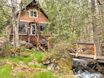 Creekside Cabin - 2 minute walk to the beach. See calendar for available dates.