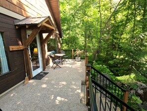 Property grounds - Creekside Cabin - 2 minute walk to the beach. See calendar for available dates. (Nelson)