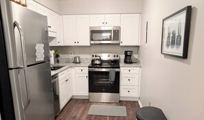 Fridge, microwave, oven, stovetop - Sweet Nest in Central Raleigh (Raleigh)