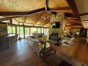 Interior - Experience a Frank Lloyd Wright-Inspired Escape in Northeast Georgia (Rabun Gap)