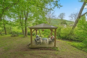 Outdoor dining - Frank Lloyd Wright–Inspired Architectural Retreat on 5 Private Acres (Rabun Gap)