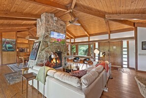 Smart TV, fireplace, stereo