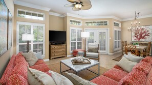 Smart-TV, DVD-spiller og bøker