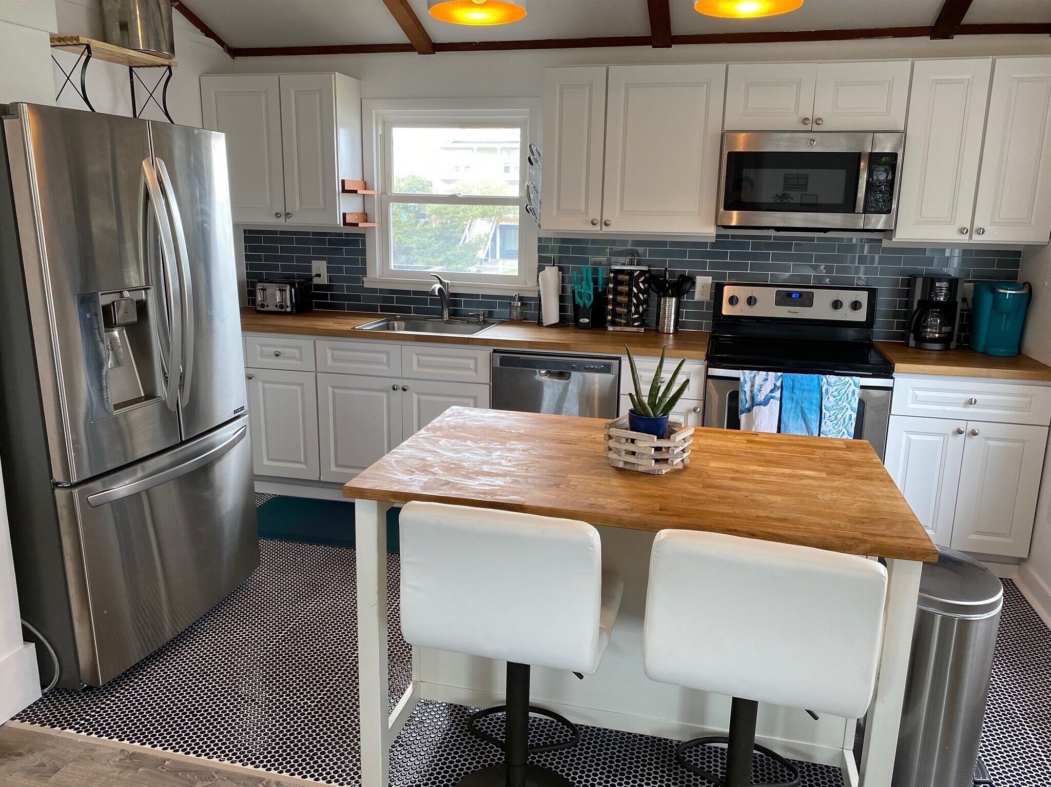 Refrigerador, microondas, horno y parrilla de estufa 