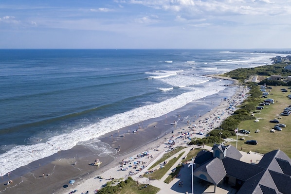 Nära stranden och solstolar