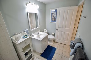 Kombination af bruser/badekar, hårtørrer, håndklæder, Sæbe