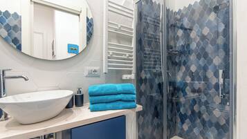 Dusch, hårtork, handdukar och tvål