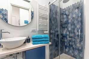 Douche, sèche-cheveux, serviettes fournies, savon