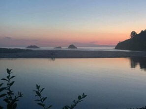 On the beach - Savage Cabin- Ocean and Estuary Nature Retreat (Otis)