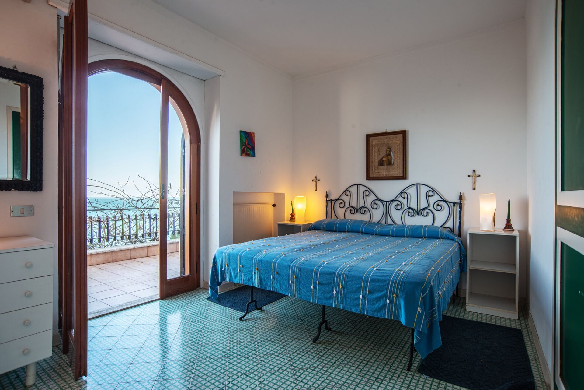 4 habitaciones, tabla de planchar con plancha y cuna de viaje 