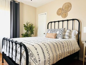 3 Schlafzimmer, Schreibtisch, Bügeleisen/Bügelbrett, Reisekinderbett