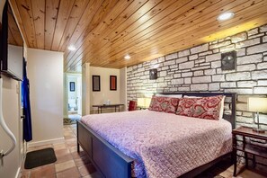 5 bedrooms, iron/ironing board, WiFi, bed sheets