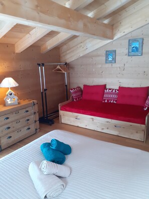 3 habitaciones, tabla de planchar con plancha, wifi y ropa de cama 