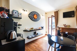 Free daily buffet breakfast - B&B Tiffany Sferracavallo (Palermo)