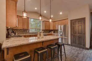 雪櫃、微波爐、焗爐、爐具