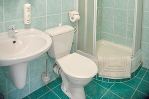 Hydromassagedusche, Handtücher, Seife, Shampoo