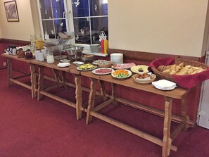 Tägliches Frühstücksbuffet gegen Gebühr