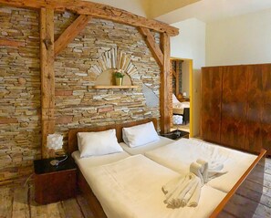 Cubrecamas, escritorio, espacio para trabajar con laptop y cunas