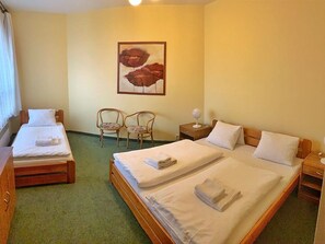 Classic-Dreibettzimmer | Daunenbettdecken, Schreibtisch, laptopgeeigneter Arbeitsplatz