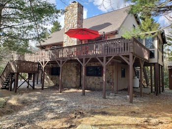 Cathedral ceilings Lodge, Hottub, Game Room, Firepit & a lot of 