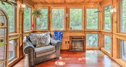 Cathedral ceilings Lodge, Hottub, Game Room, Firepit & a lot of room to sleep