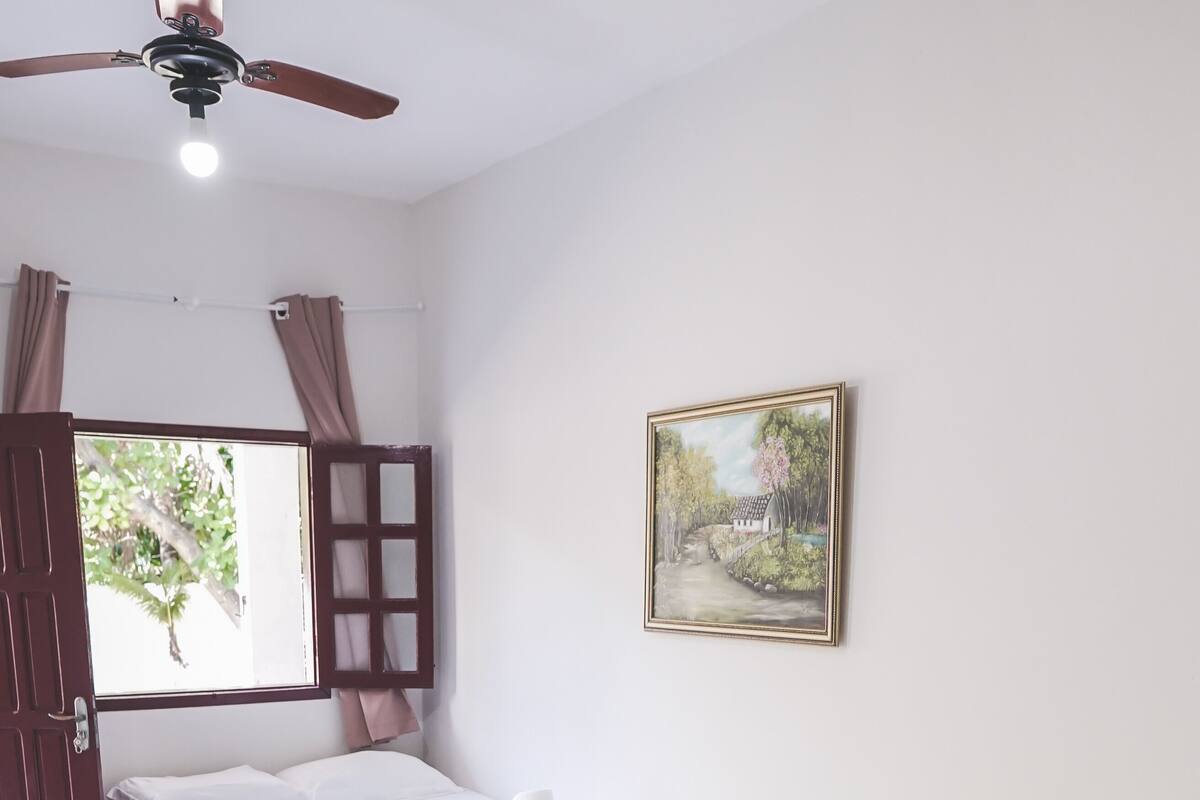Habitación familiar | Cortinas blackout, wifi gratis y ropa de cama