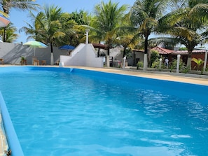 Alberca al aire libre y camastros