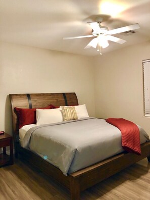 5 slaapkamers, een bureau, een strijkplank/strijkijzer, wifi