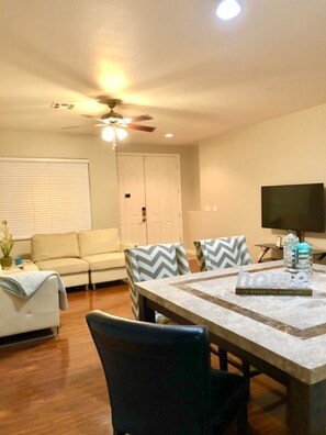 Een televisie, een open haard en een printer