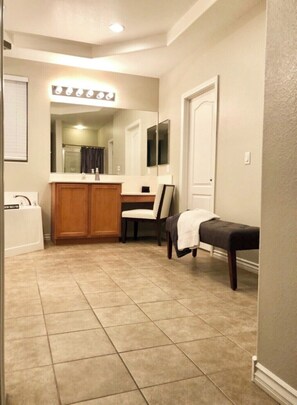 5 عدّة غرف نوم ومكتب ومكواة/لوح كي وواي فاي