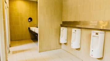 Banheira e chuveiro separados, produtos de toalete grátis, bidê