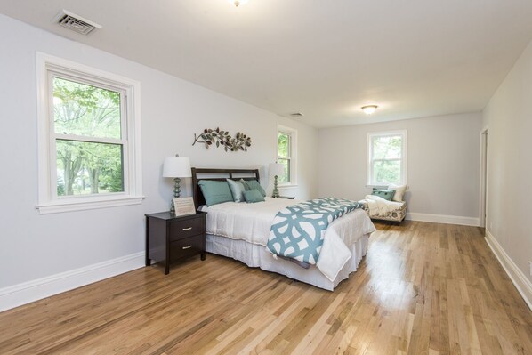 3 bedrooms, iron/ironing board, free WiFi, bed sheets