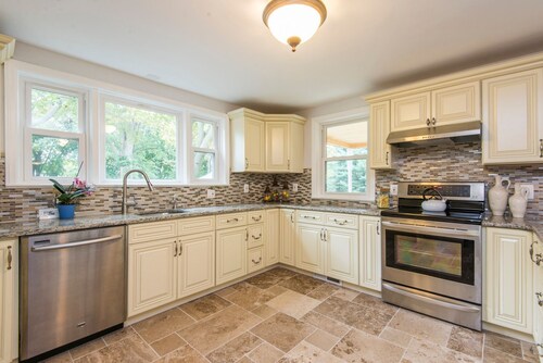 Ylellinen iso koti Edgemont Glenin tehtaalla