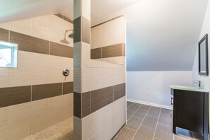 Een douche, een haardroger, handdoeken, toiletpapier