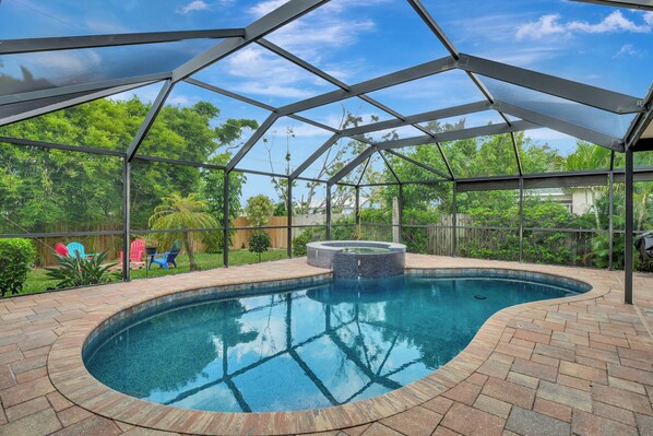 Alberca al aire libre y alberca climatizada