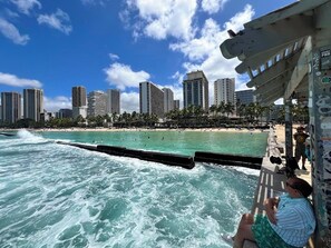 Beach nearby, sun loungers - Hotel Suite in Waikiki, near the beach (Honolulu)