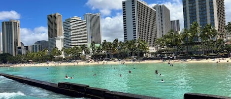 Nära stranden och solstolar
